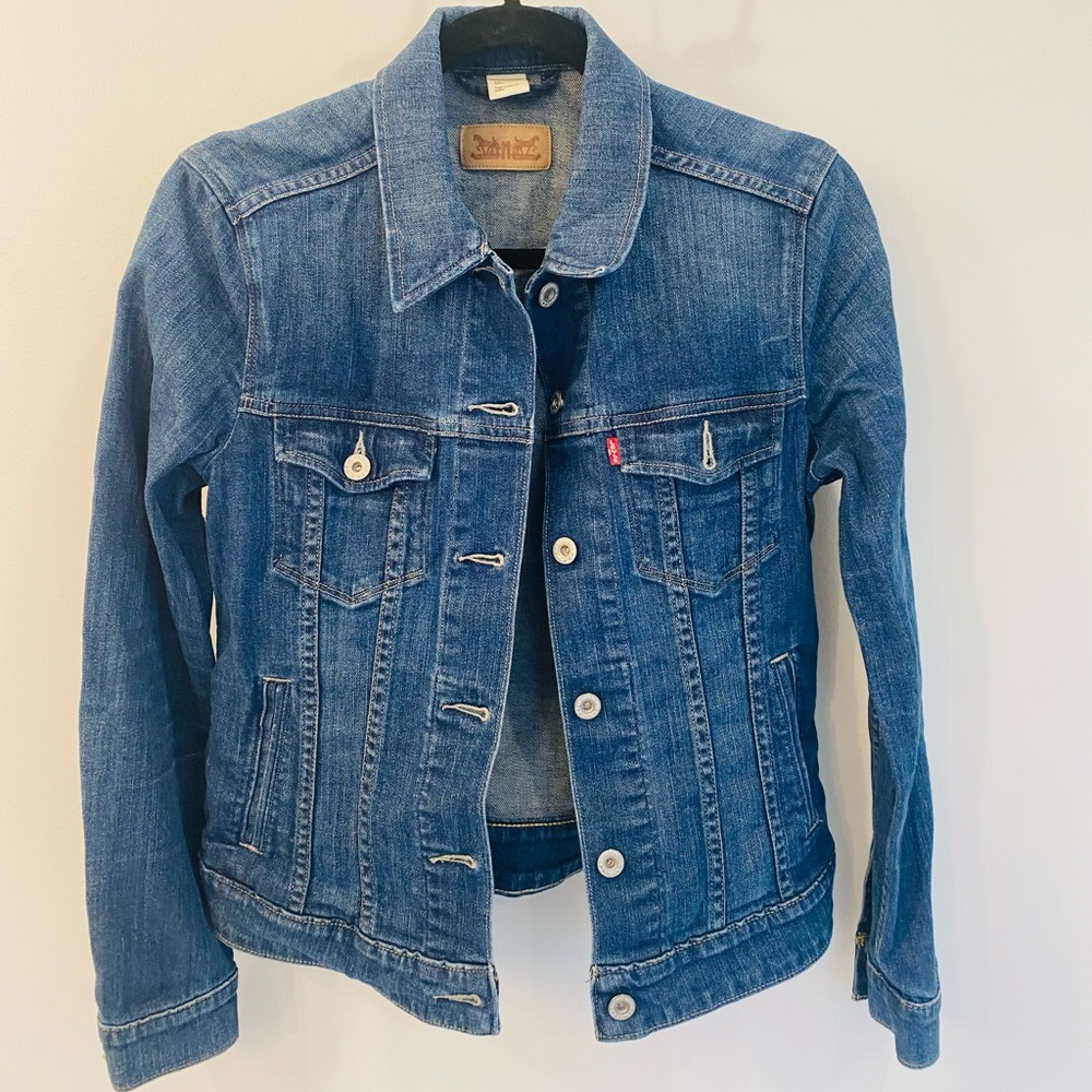 Classic Levi’s jean jacket women size M